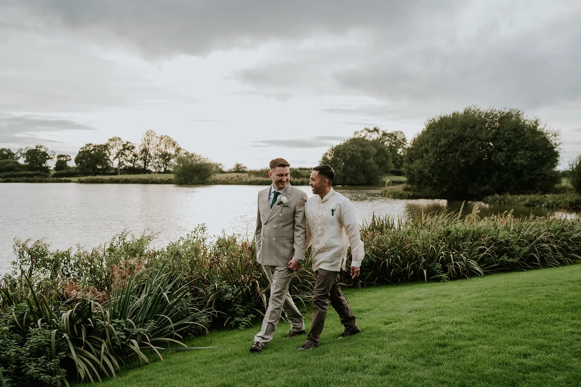 sandhole oak barn grooms in autumn